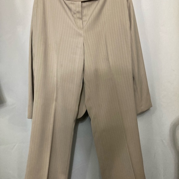 TAHARI 2PC Beige Pinstripe Pantsuit 12P EUC - Picture 5 of 10